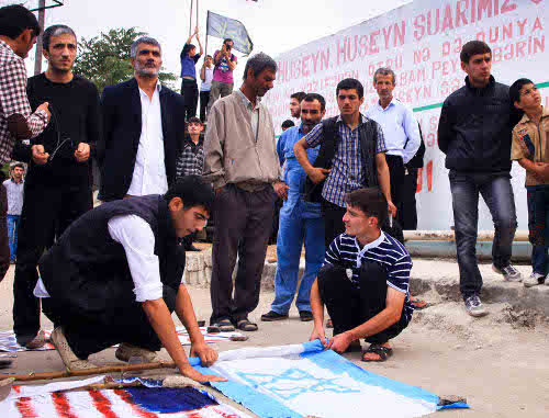 Азербайджан, Нардаран, 28 сентября 2012 г.  Участники акции готовят  к сожжению флаги Америки и Израиля. Фото Азиза Каримова для "Кавказского узла"