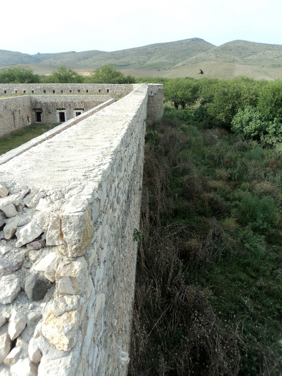 Монастырские стены очень широкие. Амарас.