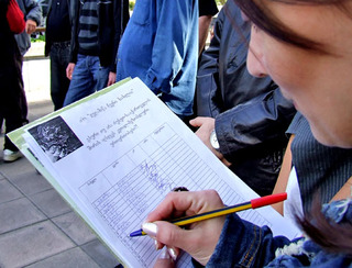 Сбор подписей. Тбилиси, 8 ноября 2012 г. Фото Эдиты Бадасян для "Кавказского узла"