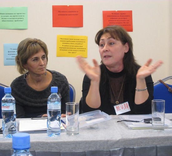 Лейла (справа), рассказывает о том, как себя чувствуют женщины в Кутаиси.