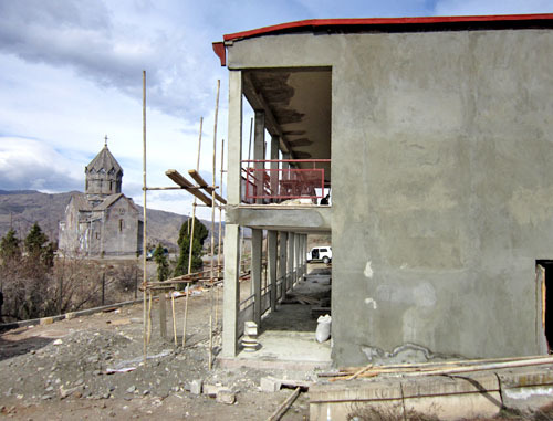 Строительство двухэтажного здания, где трем семьям из Сирии будут предоставлены квартиры уже в середине апреля. Нагорный Карабах, Бердзор, 12 февраля 2013 г. Фото Алвард Григорян для "Кавказского узла"
