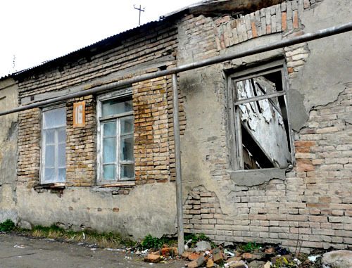 Аварийный дом, в котором до сих пор проживает семья из десяти человек. Цхинвал, 18 марта 2013 г. Фото Марии Котаевой для "Кавказского узла"