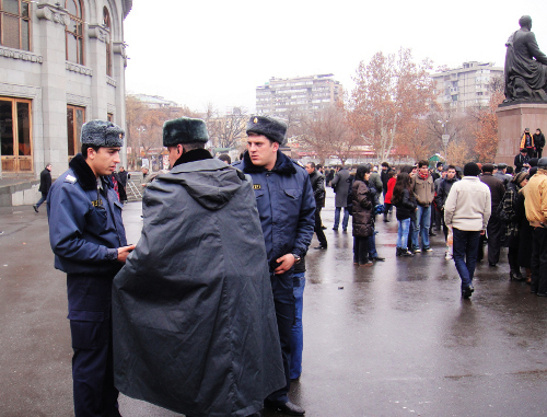 Полиция наблюдает за митингом. Ереван, 20 февраля 2013 г. Фото Инессы Саргсян для "Кавказского узла"