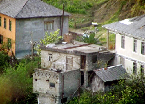 Дом Нугзара Шарбидзе, отсавшийся без крыши в результате урагана. Аджария, селение Шарабидзиеби, 27 марта 2013 г. Фото Беслана Кмузова для "Кавказского узла"