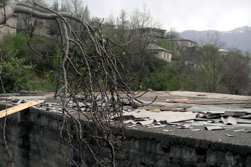 Пострадавший от урагана дом в селении  Шарабидзиеби в Аджарии. 27 марта 2013 г. Фото Беслана Кмузова для "Кавказского узла"