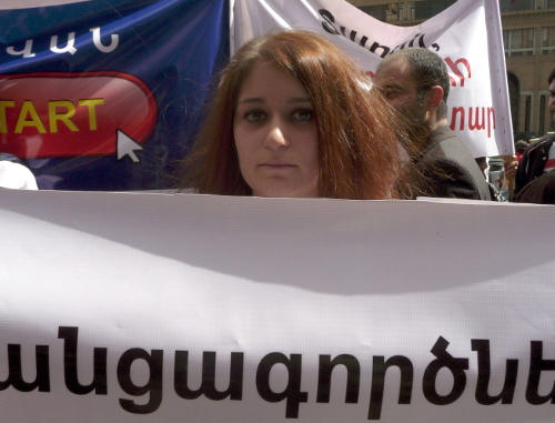 Асмик Петросян, участница акции протеста у мэрии. Ереван, 19 апреля 2013 г. Фото Армине Мартиросян для "Кавказского узла"