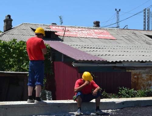 Строительные рабочие у дома №5-а. Сочи, 2 июня 2013 г. Фото Светланы Кравченко для "Кавказского узла"