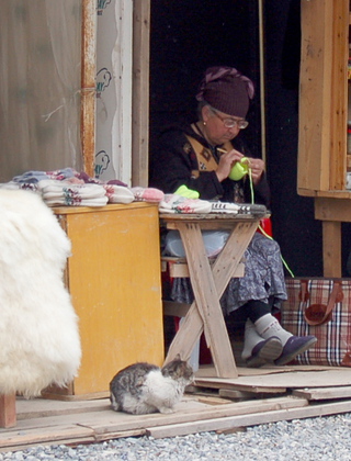 Местная мастерица работает на рынке в поселке Домбай.  7 июня 2013 г. Фото Лейлы Гочияевой для "Кавказского узла"