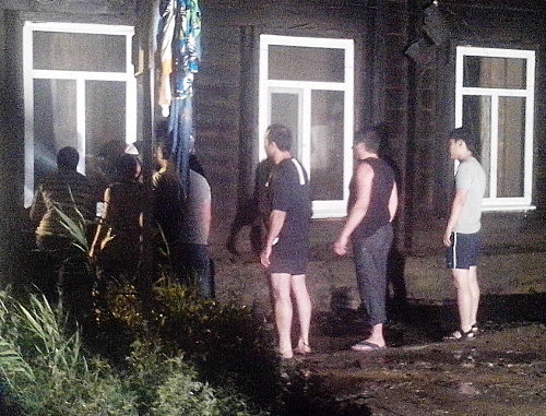 Пожар в многоквартирном деревянном доме по улице Писарева, 5 в Астрахани 15 июня 2013 г. Фото Елены Гребенюк для "Кавказского узла"