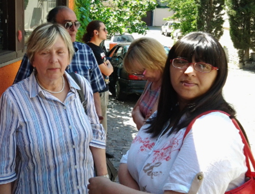  Мария Эксер, коллега Цотнэ Мамулашвили (справа), во время флэшмоба в его поддержку. Тбилиси, 5 июня 2013 г. Фото Беслана Кмузова для "Кавказского узла"