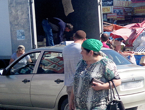 На рынке Беркат перед праздником Ураза-Байрам. 6 августа 2013 г. Фото "Кавказского узла"