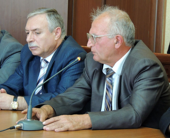 Вопросы также задали профессор АрГУ Валерий Аванесян (слева) и преподаватель университета, активист Карабахского движения Григорий Афанесян.