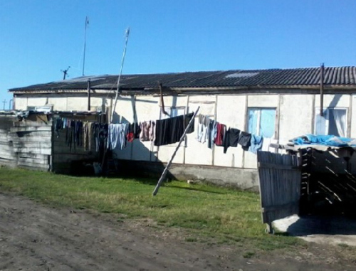 Общий вид барака в Яндаре, где проживают семьи вынужденных переселенцев. Ингушетия, Назрановский район, октябрь 2013 г. Фото предоставлено жителями барака в Яндаре
