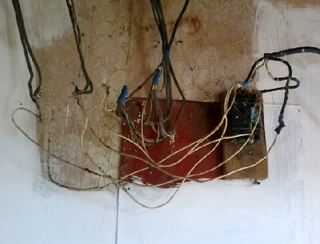 Неисправная электропроводке внутри сборно-щитового строения. Ингушетия, Назрановский район, октябрь 2013 г. Фото предоставлено жителями барака в Яндаре