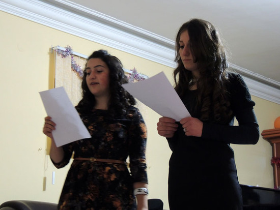 Лусине и Армине, волонтёры организации,  читают стихи армянских поэтов.