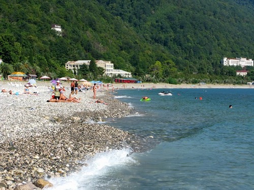 Пляж в Старой Гагре, Абхазия. Фото с сайта www.turizm.ru