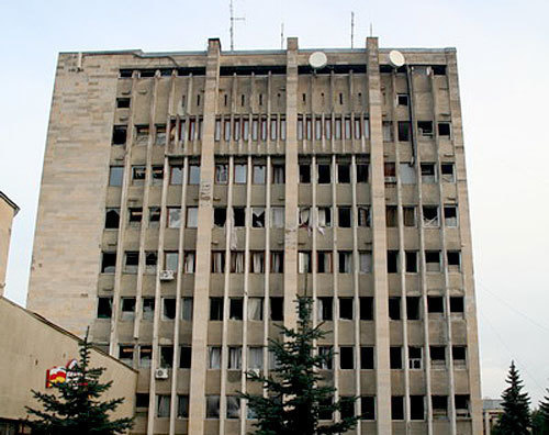 Здание правительства Южной Осетии, Цхинвал. Фото с сайта www.nr2.ru