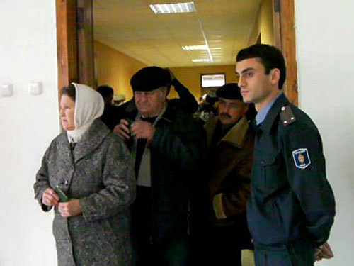 Выборы президента Абхазии в Карачаево-Черкесии. Мэрия города Черкесска. 12 декабря 2009 года. Фото "Кавказского Узла"