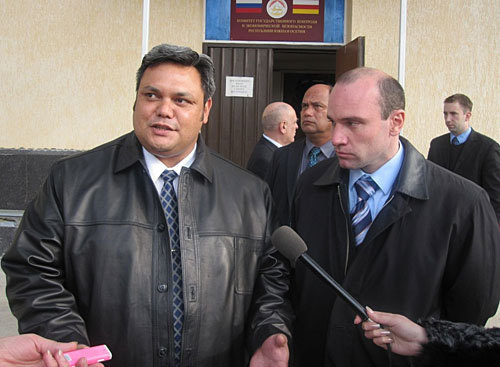 Кирен Кеке (слева) перед зданием парламента РЮО. Цхинвал, 12 декабря 2009 года. Фото "Кавказского Узла"