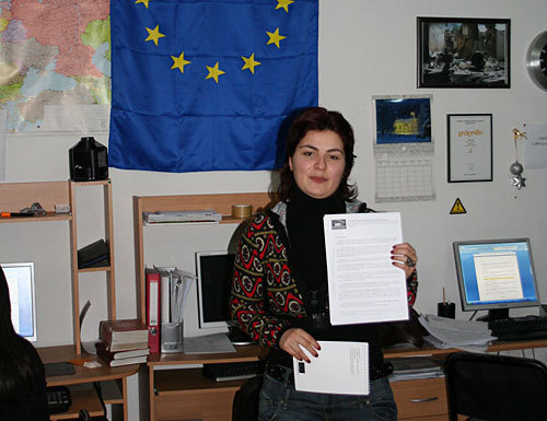 Координатор "Центра по правам человека" Анна Нацвлишвили с отпечатанной анкетой для посольств. Грузия, Тбилиси. Фото "Кавказского Узла"