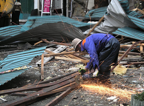После пожара на территории Торговой галереи в Сочи, 2 января 2010 года. Фото "Кавказского Узла"