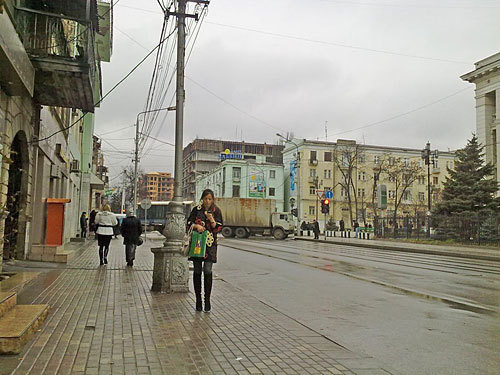 Дагестан, Махачкала. Блокированная улица Дахадаева, 14 января 2010 года. Фото "Кавказского Узла"