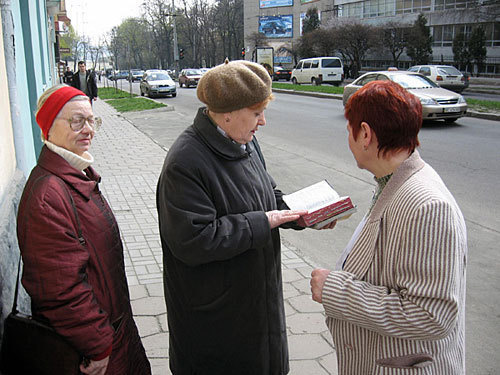 Проповедническая деятельность Свидетелей Иеговы. Фото с сайта http://ru.wikipedia.org