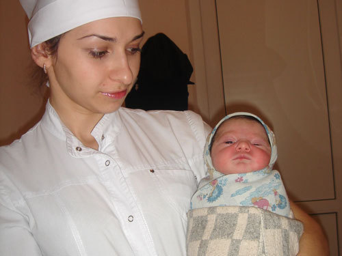 Ксюша и медсестра Алиса Бечвая. Сухумский роддом, 19 января 2010 г. Фото "Кавказского Узла"