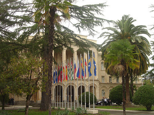 Перед зданием Администрации президента - флаги признавших Абхазию государств. Фото "Кавказского Узла"