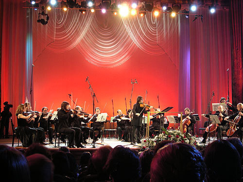 На сцене камерный ансамбль "Солисты Москвы" и Юрий Башмет. Сочи, 13 февраля 2010 года. Фото "Кавказского Узла"