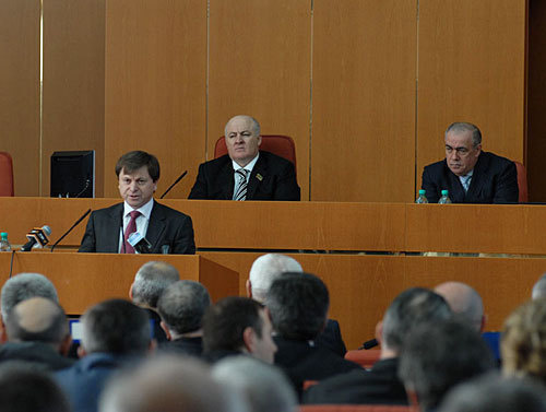 Новый премьер-министр Дагестана Магомед Абдулаев (у микрофона) представляет свою программу. Махачкала, 25 февраля 2010 года. Автор фото Магомед Хазамов