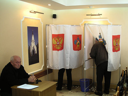 Процесс голосования в Центральной территориальной избирательной комиссии г.Сочи. 26 февраля 2010 года. Фото "Кавказского Узла"