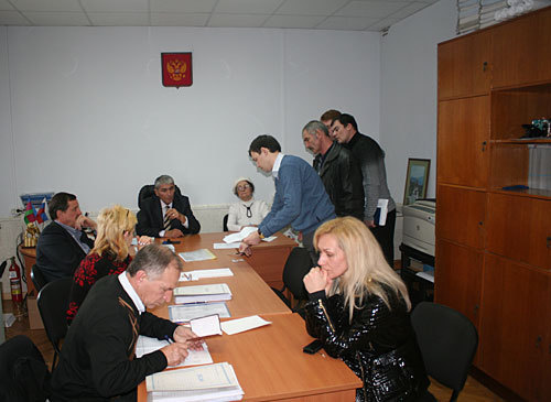 В зале для голосования территориальной избирательной комиссии Хостинского района, 27 февраля 2010 года. Фото "Кавказского Узла"