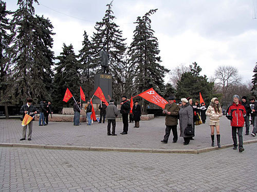 Митинг у памятника Ленину, посвященный 100-летию учреждения Международного дня солидарности женщин в борьбе за экономическое, социальное и политическое равноправие. Ростов-на-Дону, Ленинский район, улица Большая Садовая. 8 марта 2010 года. Фото "Кавказского Узла" Митинг у памятника Ленину, посвященный 100-летию учреждения Международного дня солидарности женщин в борьбе за экономическое, социальное и политическое равноправие. Ростов-на-Дону, Ленинский район, улица Большая Садовая. 8 марта 2010 года. Фото "Кавказского Узла"