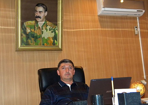 Макшарип Аушев незадолго до гибели в своем кабинете в офисе в Назрани. 12 октября 2009 года. Фото "Кавказского Узла"
