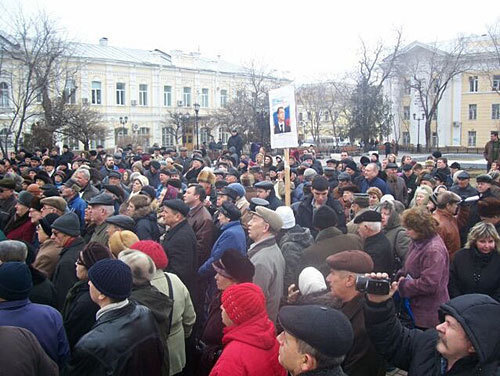 Митинг поддержки участникам голодовки. Астрахань, утро 20 марта 2010 года. Фото предоставлено участниками голодовки.