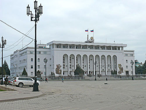 Дагестан, Махачкала. Здание парламента, правительства и администрации президента, март 2010 года. Фото "Кавказского Узла"