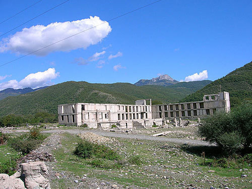 Ленингор (Ахалгори), разрушающееся здание. Фото с сайта http://ru.wikipedia.org