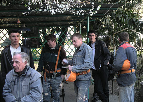 Забастовка оставшиеся без зарплаты строителей. Адлер, 31 марта 2010 года. Фото "Кавказского Узла"