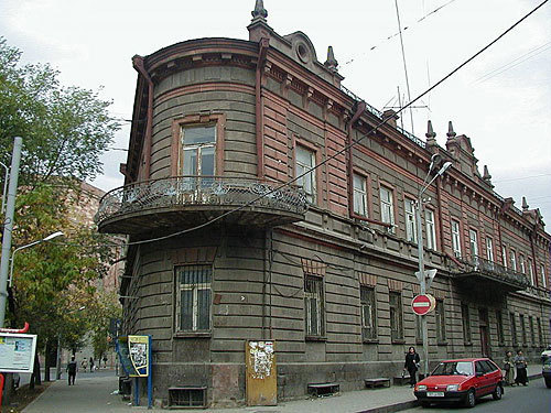 Ереван, здание правительства Демократической Республики Армения с 1918 по 1920 гг. Фото с сайта http://en.wikipedia.org 