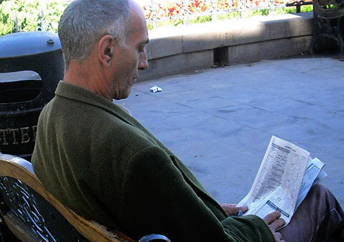 Грузия, Тбилиси, местный житель с газетой на площади Свободы. Фото "Кавказского Узла"