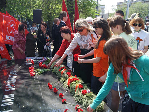 Возложение цветов к "Памятнику комсомольцам-защитникам Сталинграда", Волгоград, 7 мая 2010 года. Фото "Кавказского Узла"
