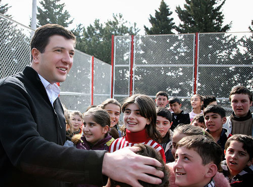 Мэр Тбилиси Георгий Угулава общается со школьниками в рамках своей предвыборной программы. Фото с сайта www.gigiugulava.ge