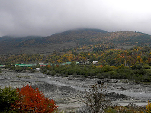 Южная Осетия, вид на город Квайса и реку Джоджора. Фото "Кавказского Узла"