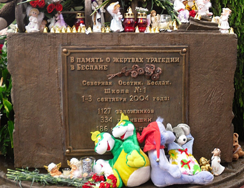 Монумент жертвам бесланской трагедии на площади перед храмом Рождества Пресвятой Богородицы на Кулишках. Москва, 2 июня 2010 года. Фото "Кавказского Узла"