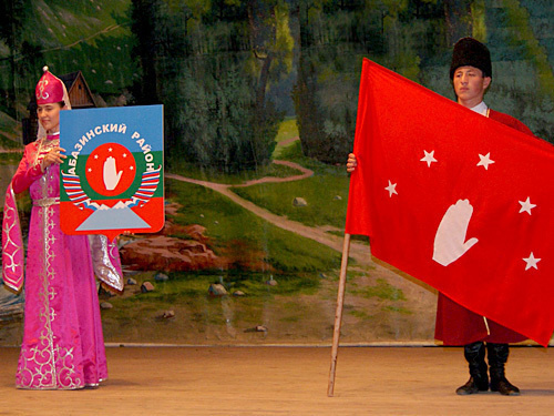 Герб и флаг Абазинского района Карачаево-Черкесии. Аул Инжичукун, 24 июня 2010 года. Фото "Кавказского Узла"