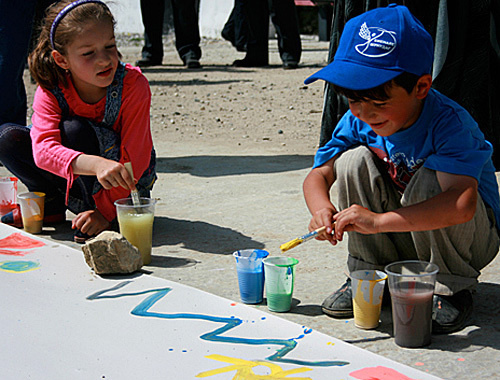 Участники конкурса детского рисунка "Солнечногорье", проходившего на "Дагестанской биеннале-2008". Фото с сайта www.shunudag.ru