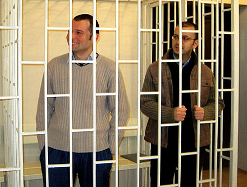 Осужденные Эмин Милли и Аднан Гаджизаде. Фото с сайта www.azadliq.org