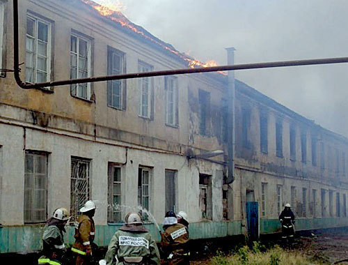 Тушение пожара в общежитии Каспийска, 22 июля 2010 года. Фото пресс-службы МЧС Дагестана