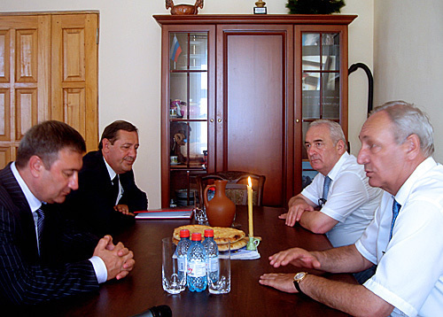 Президент Абхазии Сергей Багапш (на переднем плане справа) и посол Южной Осетии Роберт Кокоев (на переднем плане слева). Сухум, 8 августа 2010 года. Фото "Кавказского узла" 